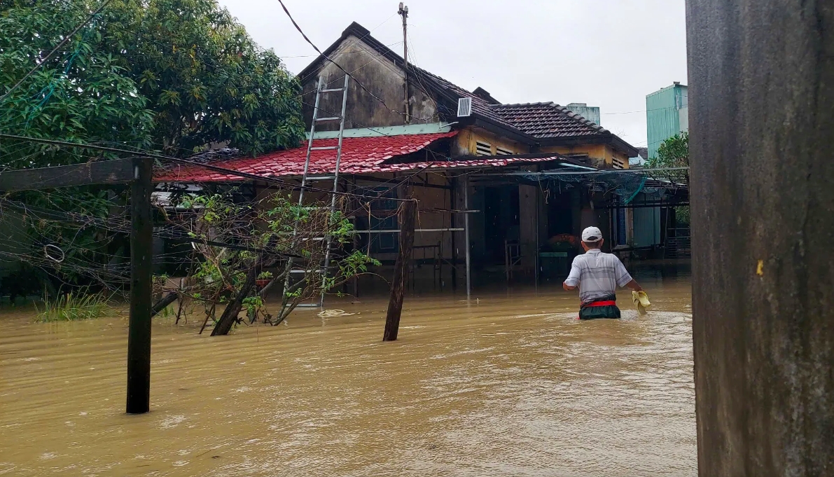 Nhiều nhà dân bị nước lụt tràn vào. (Ảnh: N.Oai)