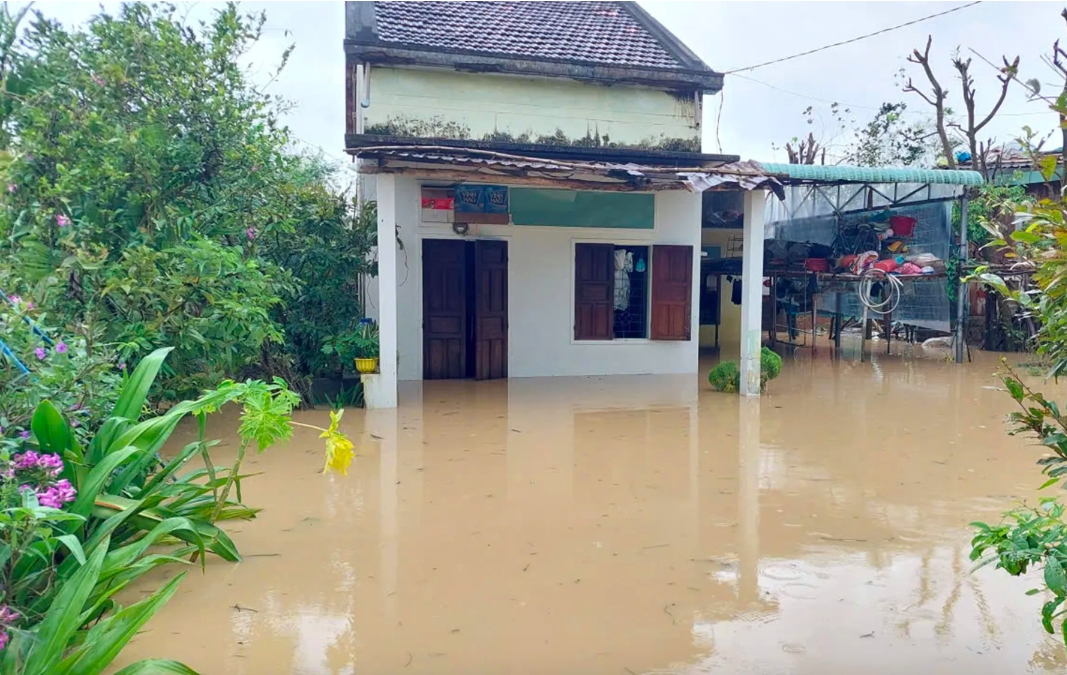 Nhiều nhà dân bị nước lụt tràn vào. (Ảnh: N.Oai)