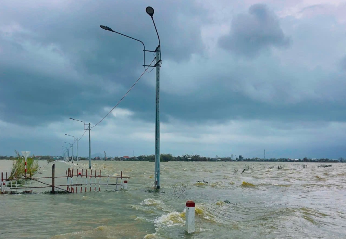 Chính quyền địa phương rào chắn nhiều tuyến đường bị ngập sâu, không cho người và phương tiện qua lại để đảm bảo an toàn. (Ảnh: H.Q)