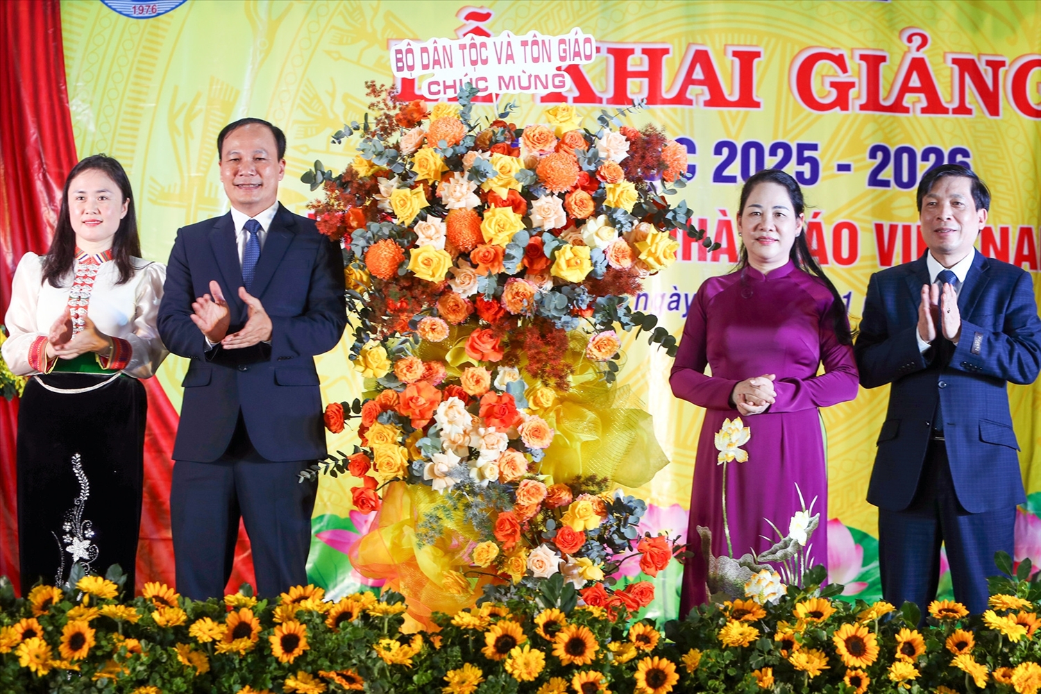 Thứ trưởng Nông Thị Hà chúc mừng giáo viên và học sinh Trường Dự bị Đại học Dân tộc Trung ương Nha Trang. Ảnh: Xuân Ngọc