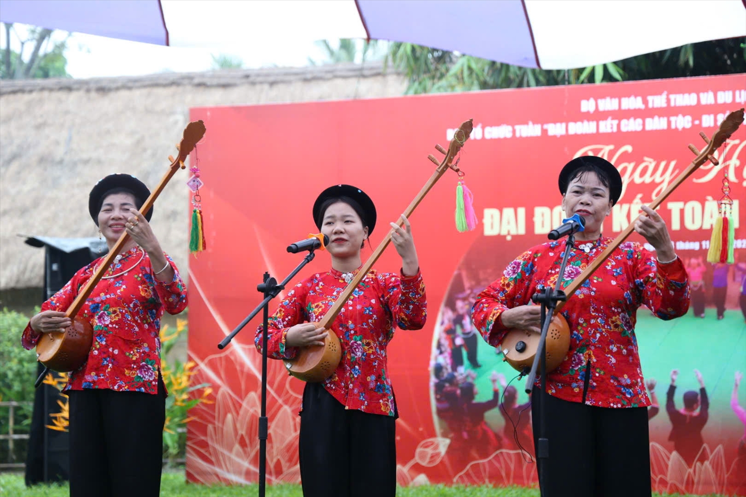 Đồng bào Tày biểu diễn hát then đàn tính