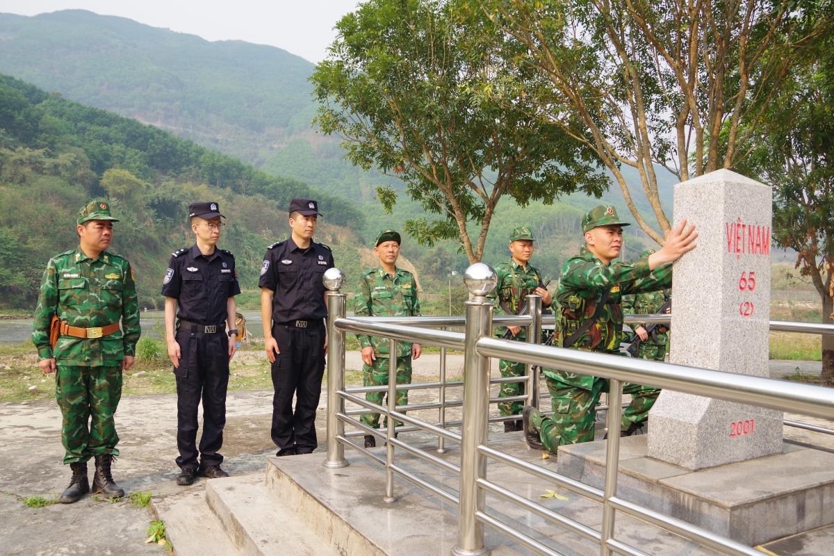 2. Đội tuần tra số 1 BĐBP Lai Châu cùng 2 sĩ quan liên lạc phía bạn tuần tra, kiểm mốc 65(2). Ảnh: Văn Hợi