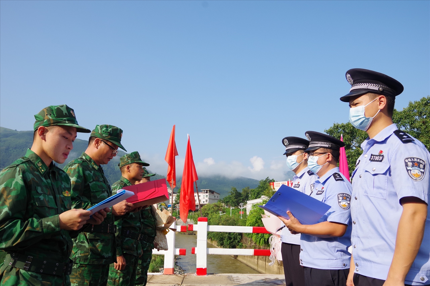 Chỉ huy trưởng tuần tra hai bên Việt Nam- Trung Quốc gặp nhau tại cầu Hữu nghị Việt Trung đánh giá kết quả tuần tra và ký biên bản tuần tra hồi tháng 9/2025