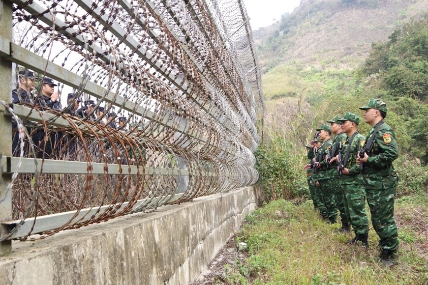 Lực lượng Bộ đội Biên phòng tỉnh Lai Châu (Việt Nam) và Chi đội Quản lý Biên giới Hồng Hà, Trạm Kiểm tra Biên phòng xuất, nhập cảnh Kim Thủy Hà (Trung Quốc) phối hợp tuần tra khu vực hàng rào tiếp giáp hai bên.