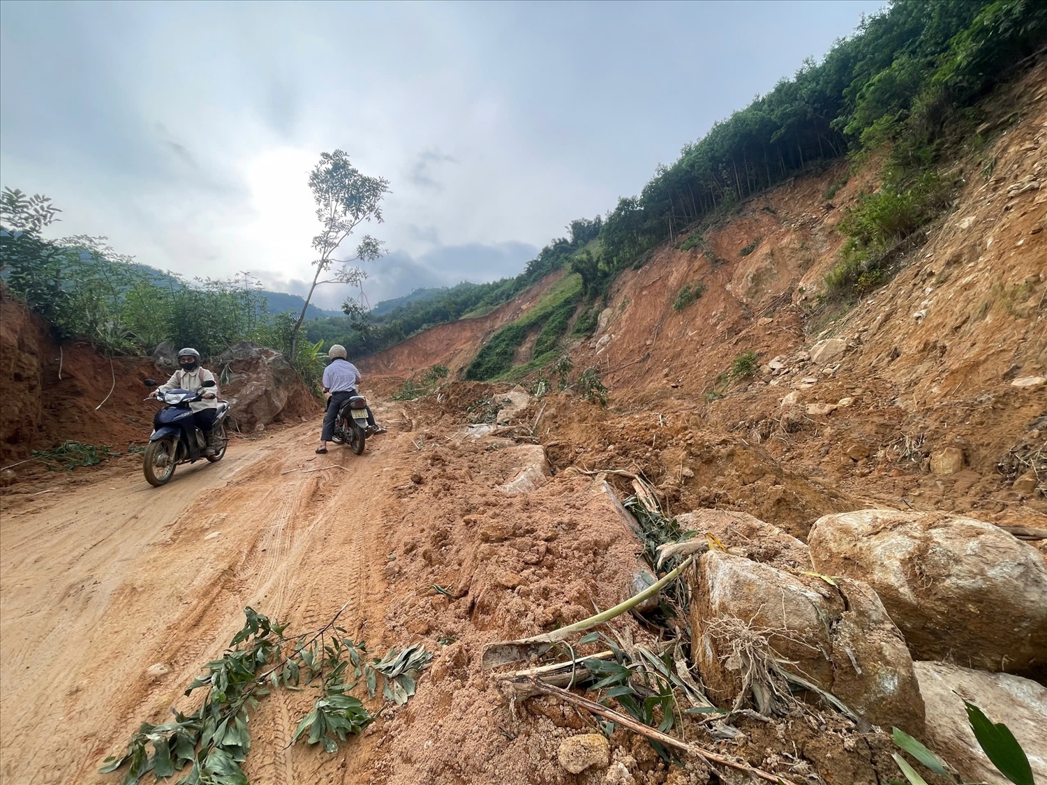 Người dân chỉ đi lại tạm thời bằng xe gắn máy qua nhiều vùng đất đá bùn lầy.