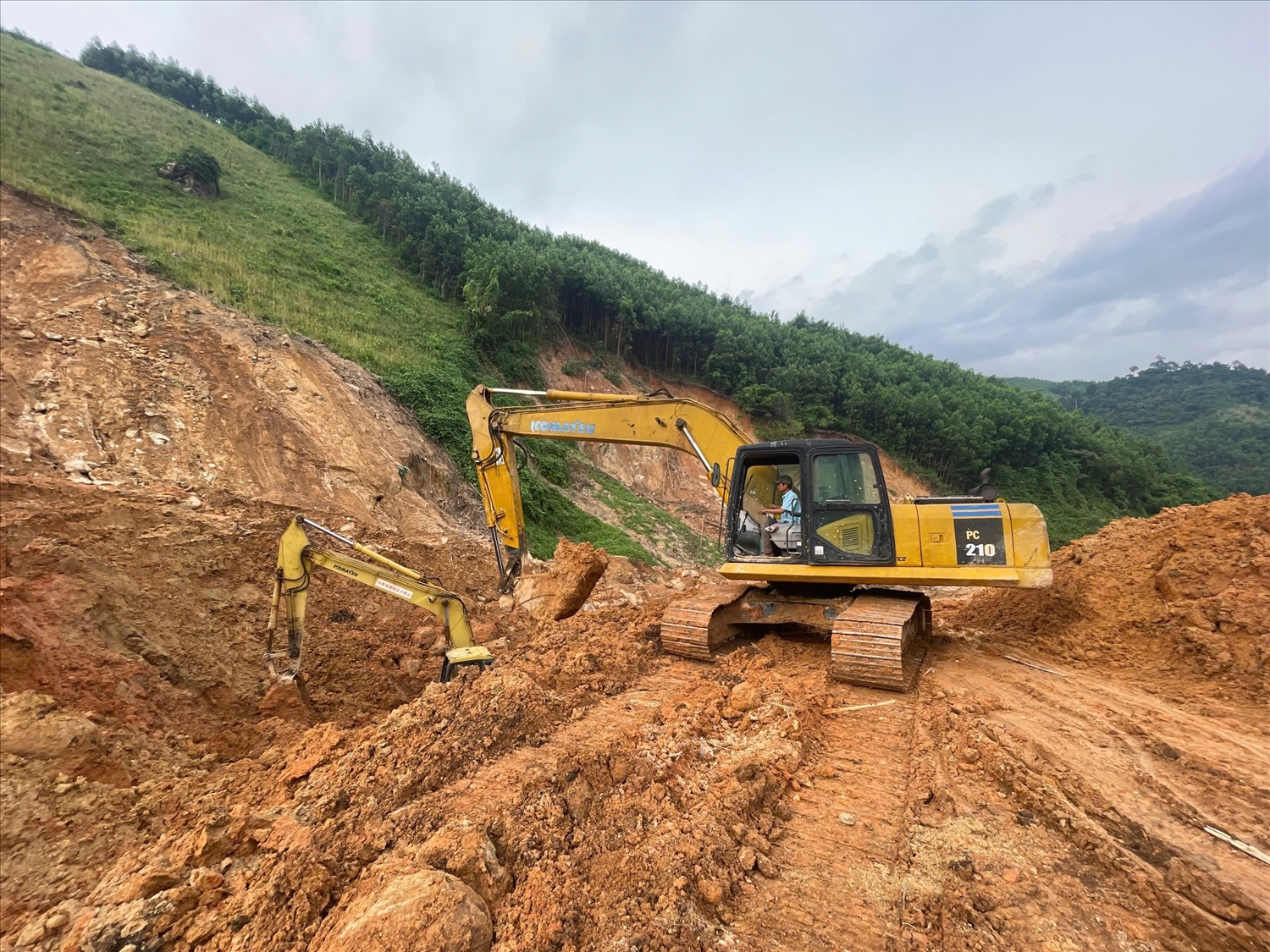 Phương tiện cơ giới thi công ngày đêm để thông tuyến