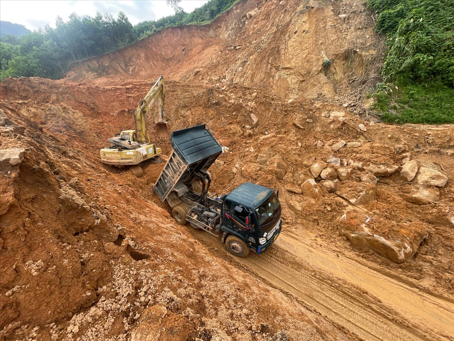 Phương tiện cơ giới thi công trong điều kiện địa hình phức tạp.