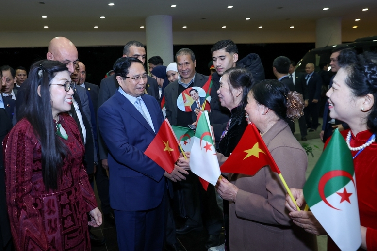 Thủ tướng Phạm Minh Chính, Phu nhân Lê Thị Bích Trân và Đoàn đại biểu cấp cao Việt Nam gặp gỡ cán bộ, nhân viên Đại sứ quán và cộng đồng người Việt Nam tại Algeria - Ảnh: VGP/Nhật Bắc