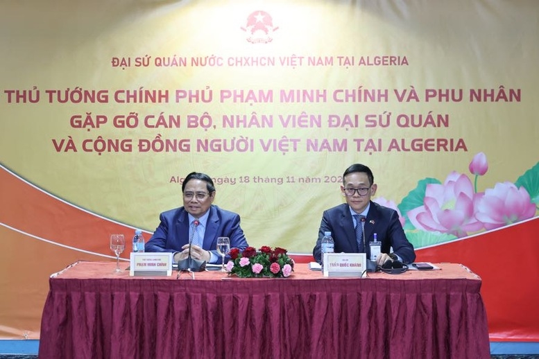 Thủ tướng lắng nghe các ý kiến kiều bào tại cuộc gặp mặt - Ảnh: VGP/Nhật Bắc