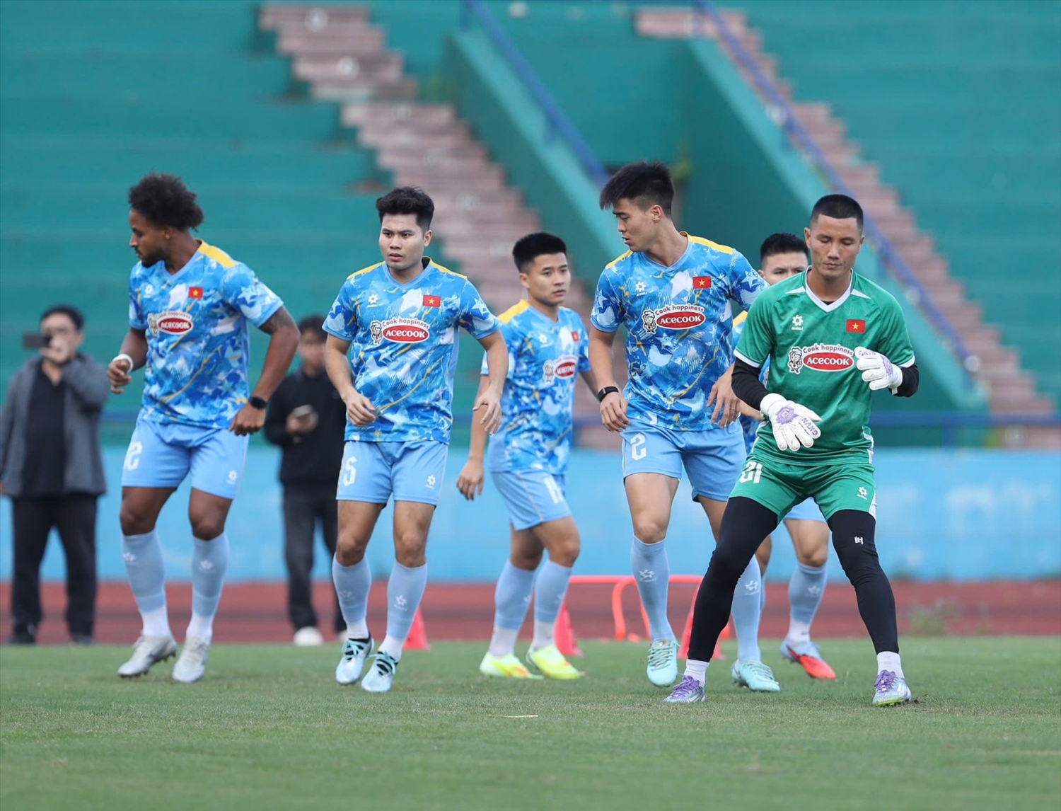 Các cầu thủ của đội tuyển Việt Nam tích cực tập luyện trước trận đấu với Lào