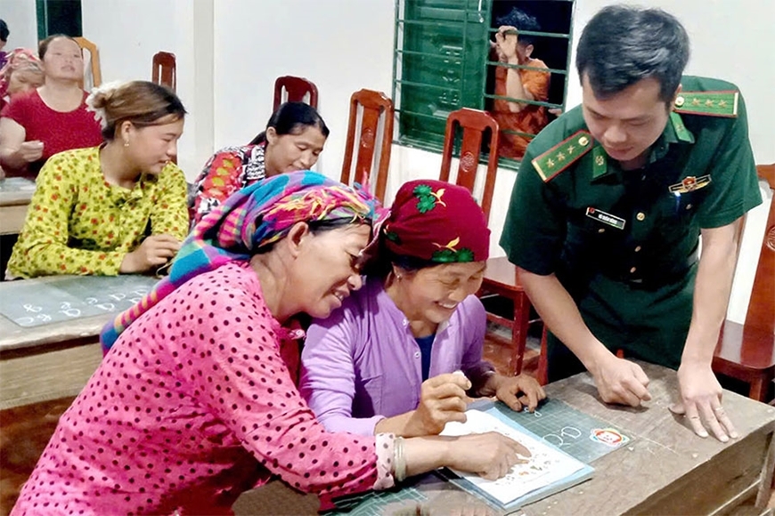 Đại uý Vù Xuân Hùng, Đội trưởng Đội vận động quần chúng, Đồn Biên phòng Tùng Vài, Ban Chỉ huy Bộ đội Biên phòng tỉnh Tuyên Quang dạy chữ cho học viên. Ảnh NVCC.