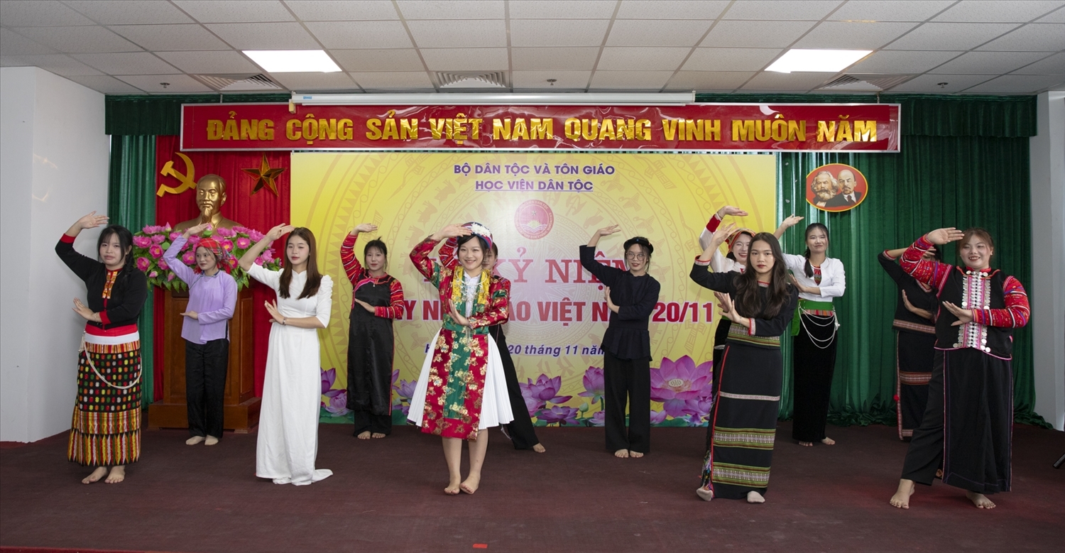 Tiết mục văn nghệ do chính các sinh viên của Học viện Dân tộc biểu diễn