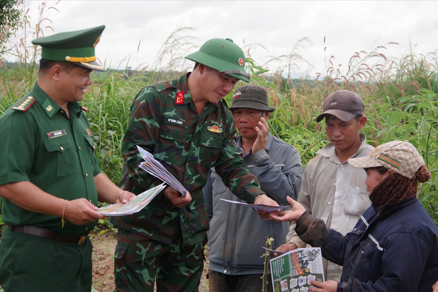 Đại tá Ksơ Lành (thứ 2 bên trái), Phó Chính ủy Bộ Chỉ huy Quân sự tỉnh phát tờ rơi tuyên truyền pháp luật đến người dân Ea Rvê