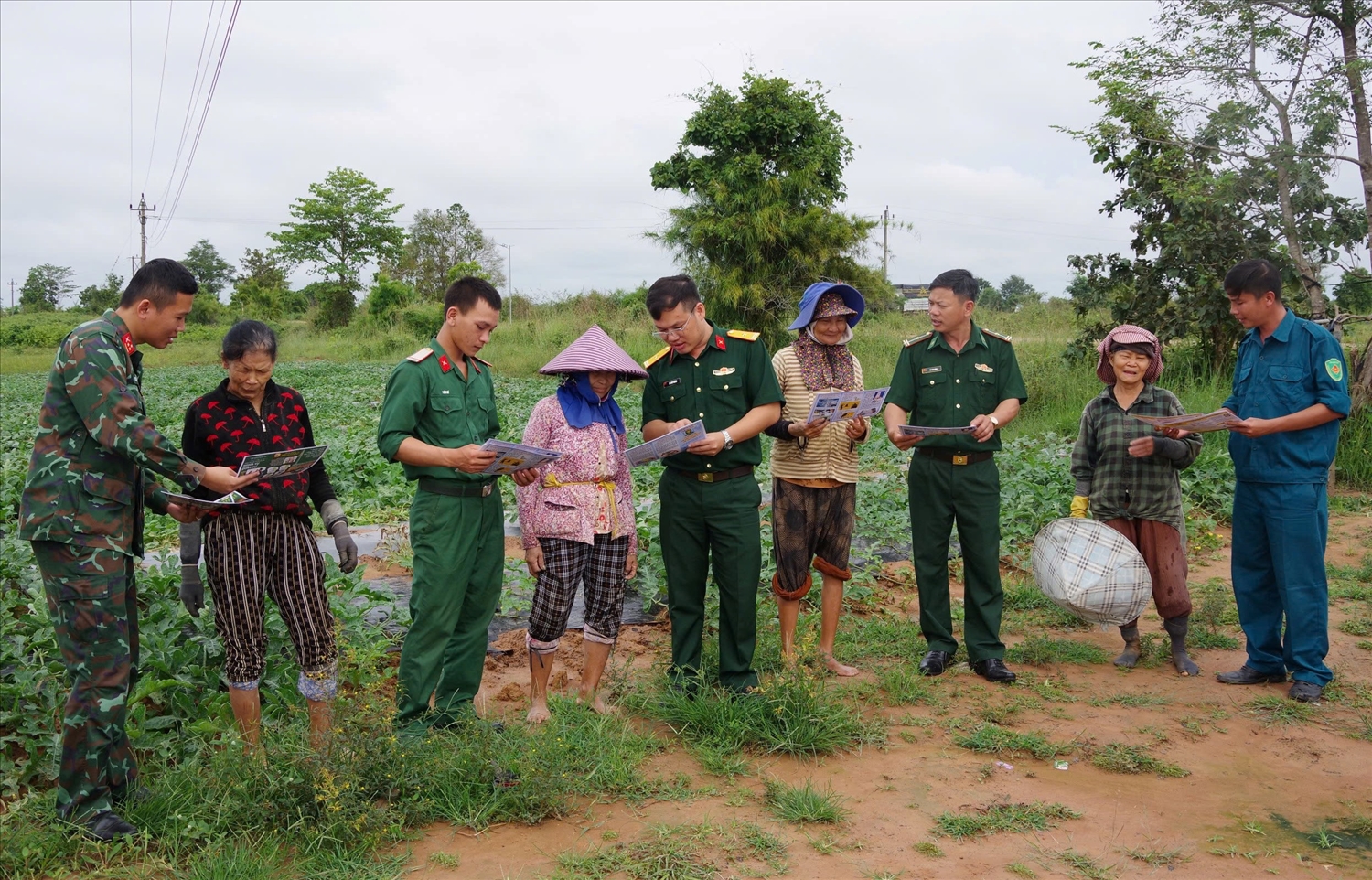 Cán bộ, chiến sĩ tuyên truyền pháp luật đến từng người dân