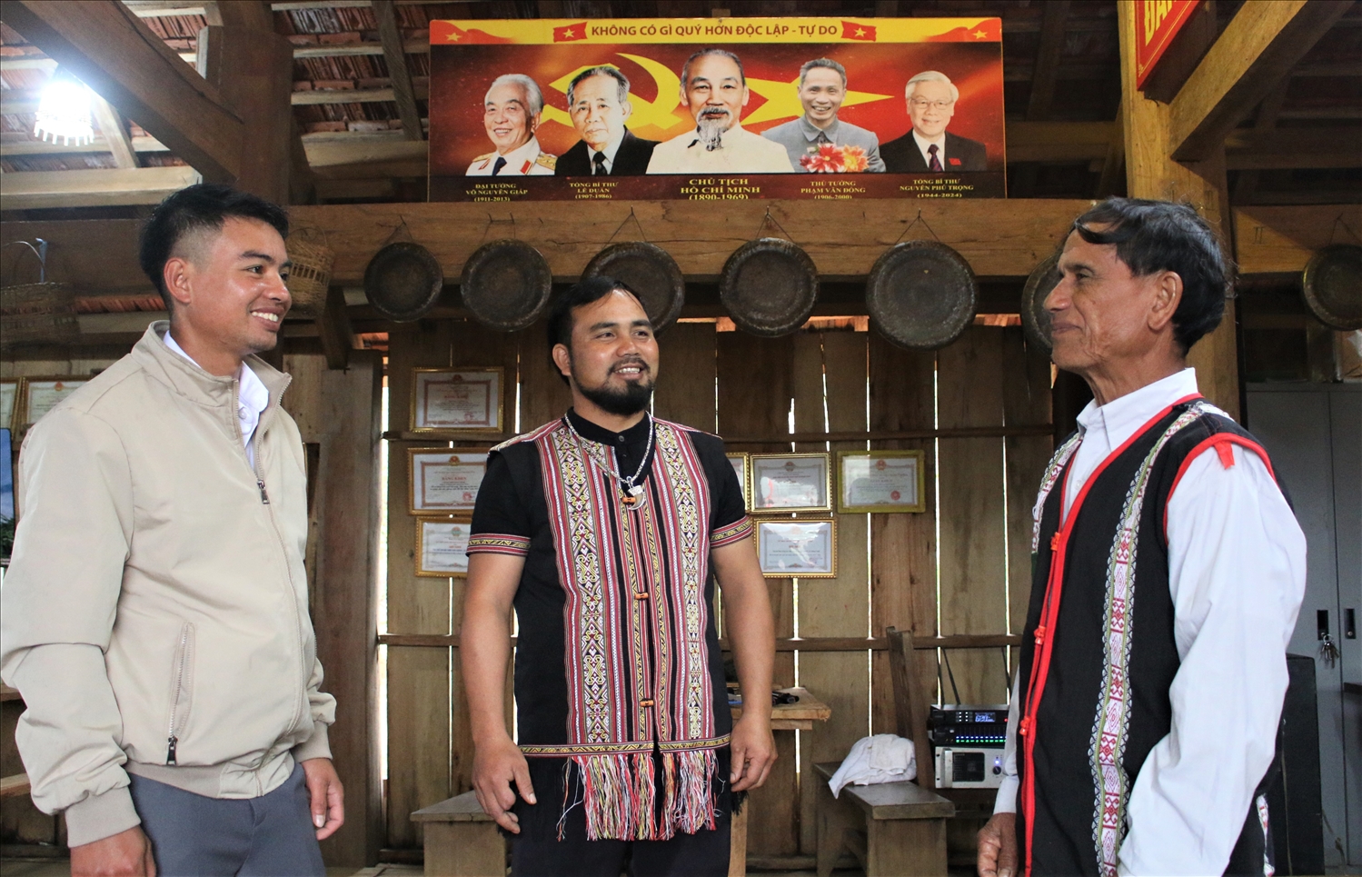 Anh A Nấc (đứng giữa) được dân làng Kon Chênh tín nhiệm bầu làm già làng, Người có uy tín ở tuổi 35. (Ảnh: Ngọc Chí)