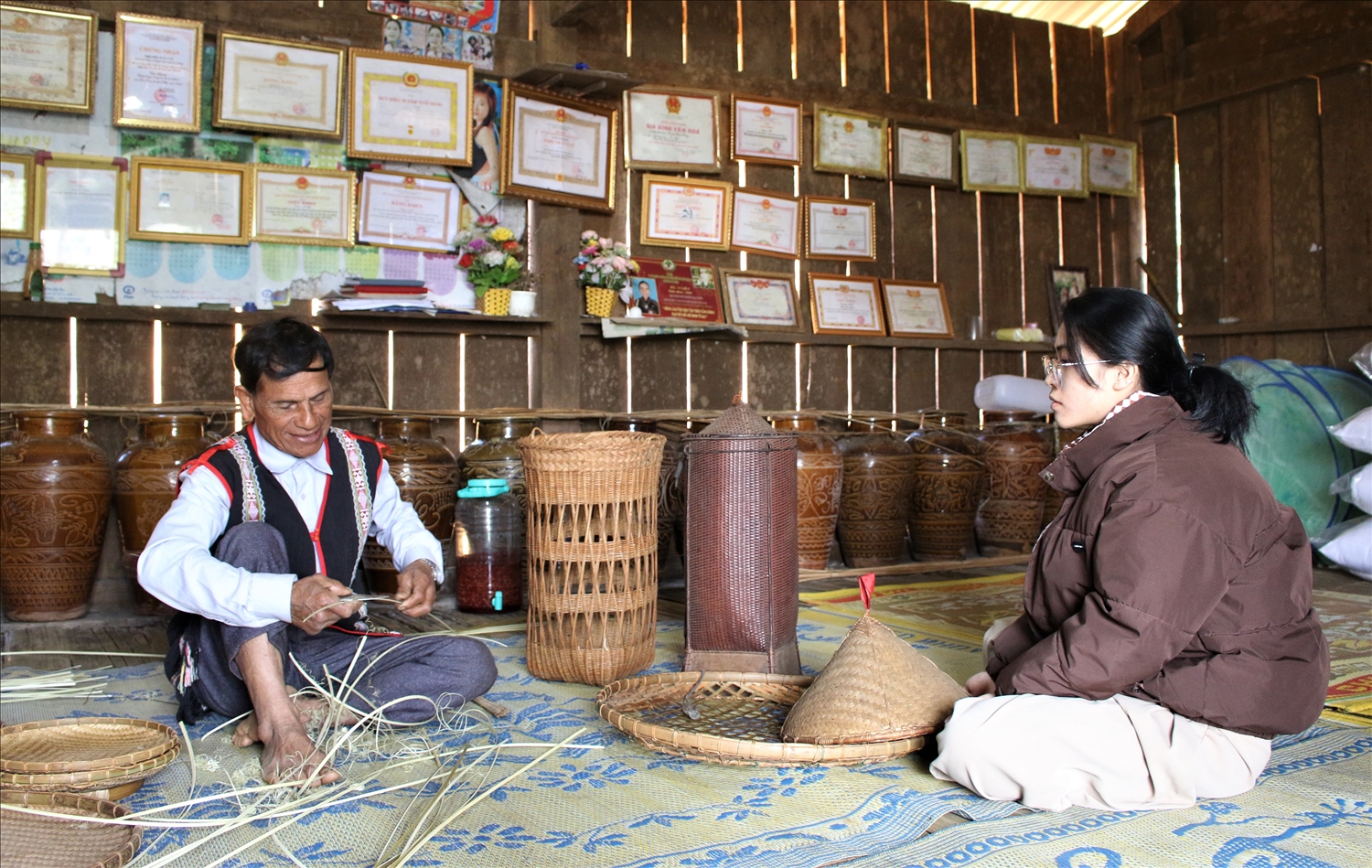 Cũng chính từ việc làm du lịch đã làm sống lại các nghề truyền thống của đồng bào Xơ Đăng – nhánh Mơ Nâm ở làng Kon Chênh. (Ảnh: Ngọc Chí)