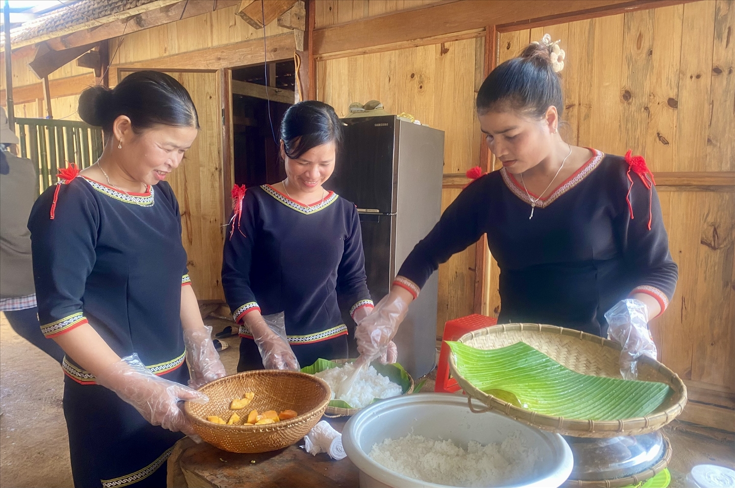Phụ nữ làng Kon Chênh chế biến các món ăn truyền thống phục vụ du khách. (Ảnh: Ngọc Chí)