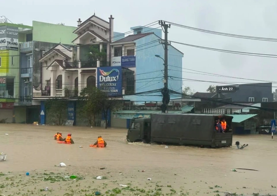 Nhiều tuyến đường bị ngập hơn 1m. (Ảnh: A.T)