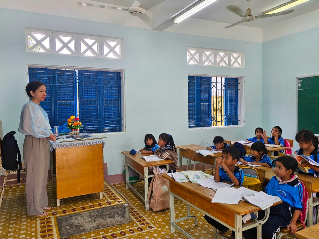 Trường lớp khang trang, chuyện dạy và học ở làng Canh Tiến cũng trở nên dễ dàng hơn. (Ảnh T.N)