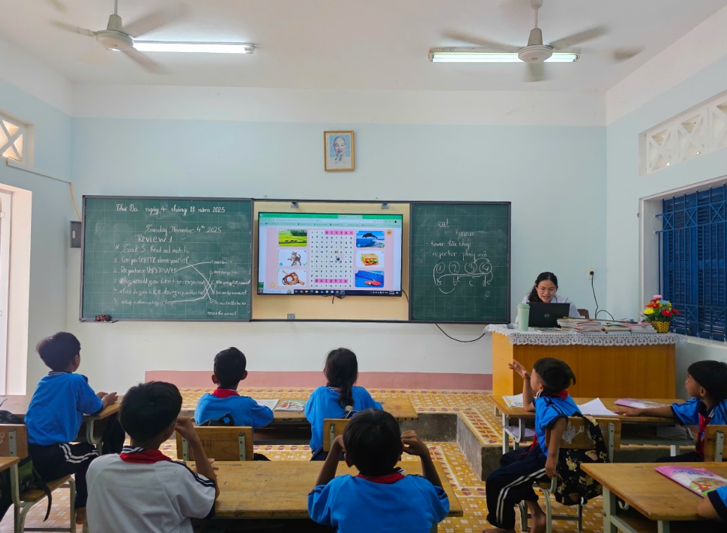 Lớp học trang bị màn hình tivi phục vụ bài giảng điện tử của giáo viên tại điểm trường Canh Tiến. (Ảnh T.N)