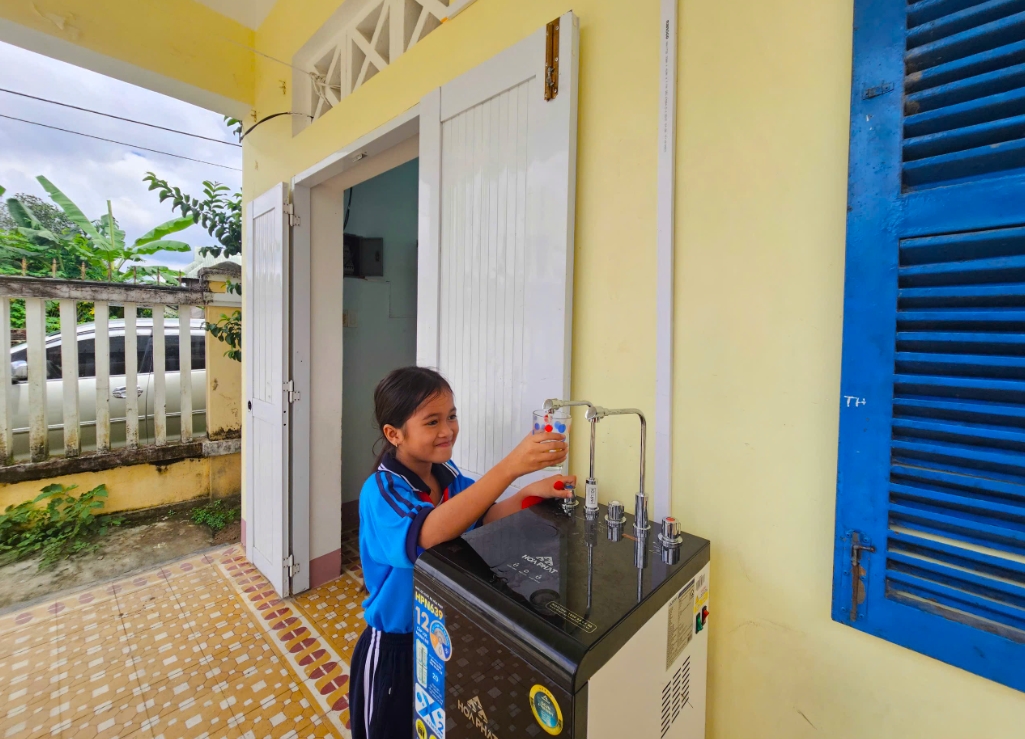 Điểm trường Canh Tiến được trang bị máy lọc nước để phục vụ các em học sinh. (Ảnh: T.N)