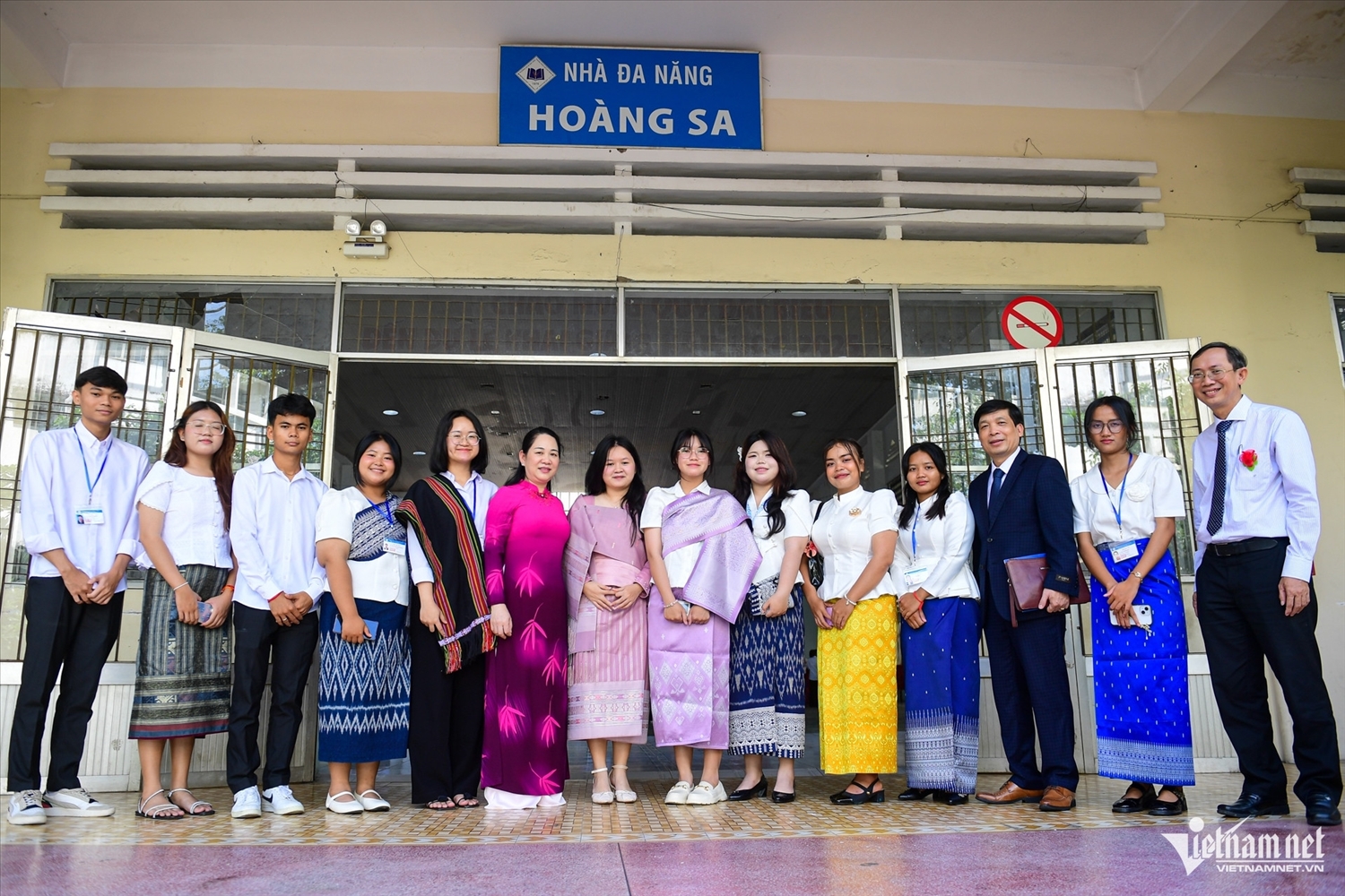 Thứ trưởng Bộ Dân tộc và Tôn giáo Nông Thị Hà chụp ảnh cùng thầy và trò Trường Dự bị Đại học TPHCM