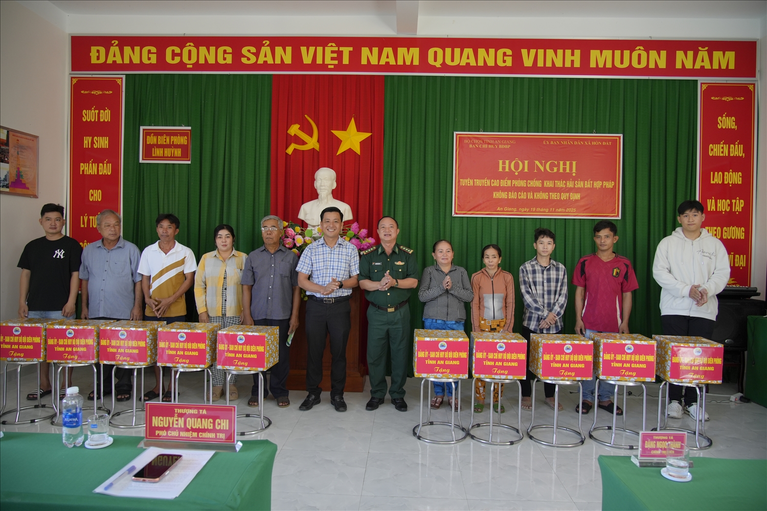 Lãnh đạo Bộ đội Biên phòng, UBND xã Hòn Đất trao quà cho bà con ngư dân có hoàn cảnh khó khăn.