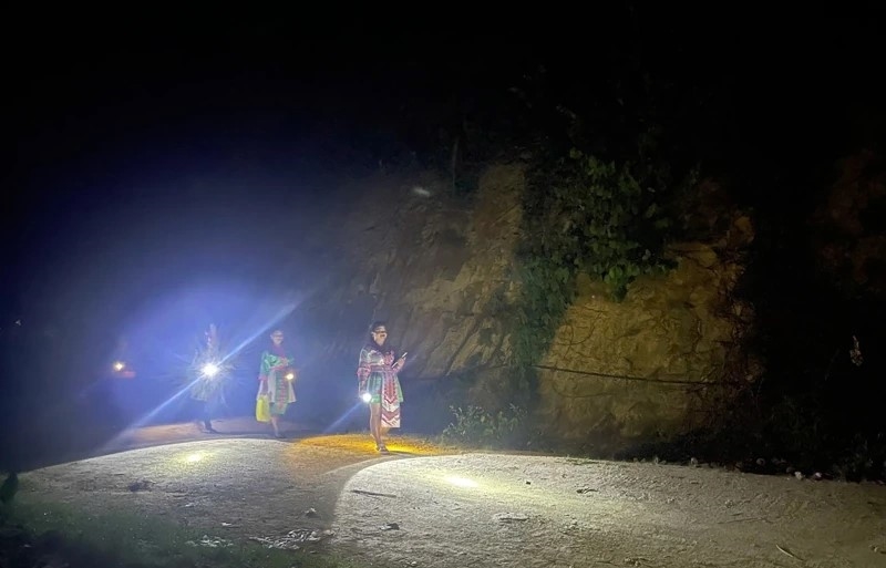 Tối đến chị em phụ nữ bản Cánh Cộng rộn ràng bước chân đến lớp học xóa mù chữ, mang theo niềm háo hức chinh phục con chữ giữa đại ngàn Trung Lý.