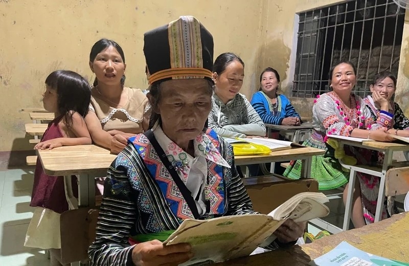 Bà Vàng Thị May, học viên cao tuổi nhất lớp xóa mù, kiên trì học tập mỗi tối.