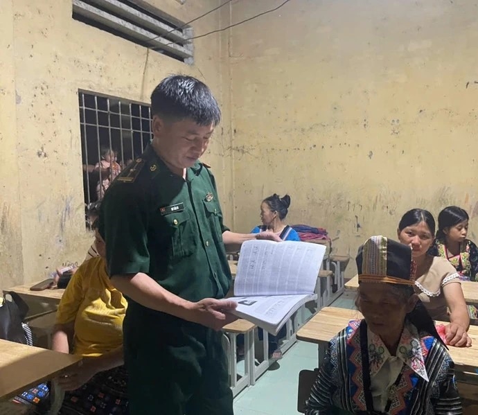 Ánh sáng từ lớp học xóa mù chữ thắp lên niềm tin và tri thức nơi biên cương Trung Lý. 