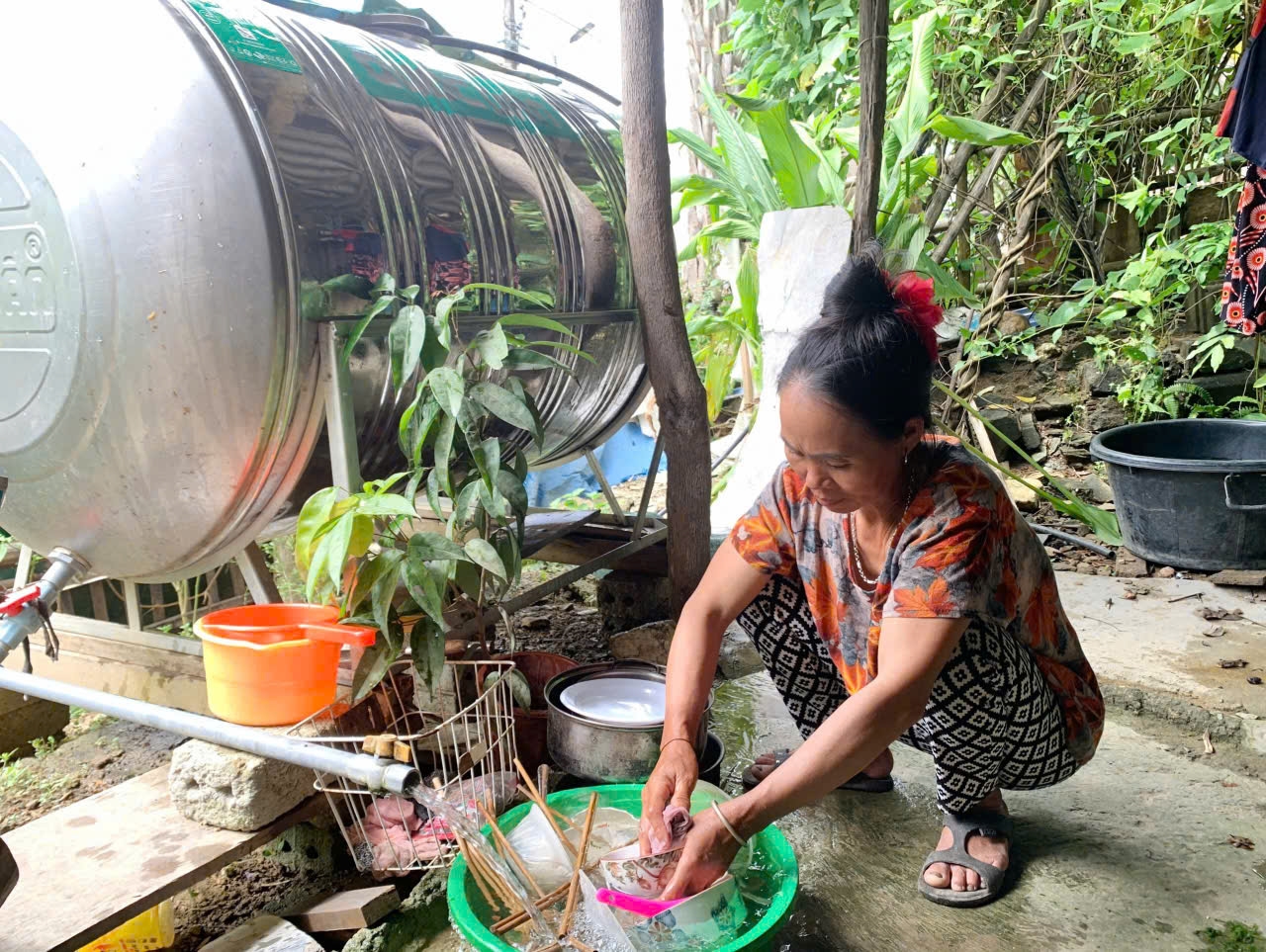 Hộ gia đình bà Lương Thị Én ở bản Na Bón xã Yên Na là một trong nhiều hộ gia đình được thụ hưởng nội dung nước sinh hoạt phân tán