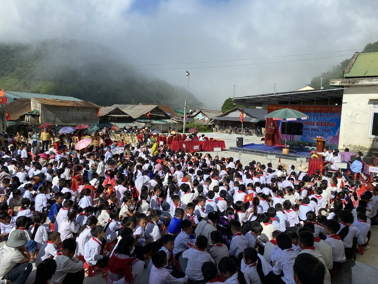 Lĩnh vực giáo dục đạt 5/5 mục tiêu - Trong ảnh: Học sinh các bậc học tại xã Mường Lống dự khai giảng năm học 2025-2026
