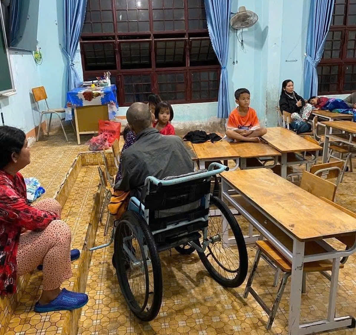 Người dân trong khu vực bị ảnh hưởng được sơ tán về trường THCS Phong Phú để đảm bảo an toàn. Ảnh: Người dân cung cấp