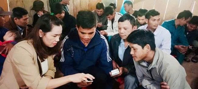 Tổ công nghệ cộng đồng hướng dẫn bà con nhân dân thực hiện các thủ tục hành chính trên điện thoại thông minh