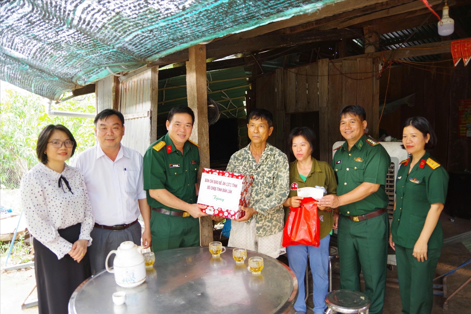 Ban Chỉ đạo Đề án 1371 tặng quà cho già làng, người có uy tín, người có hoàn cảnh khó khăn