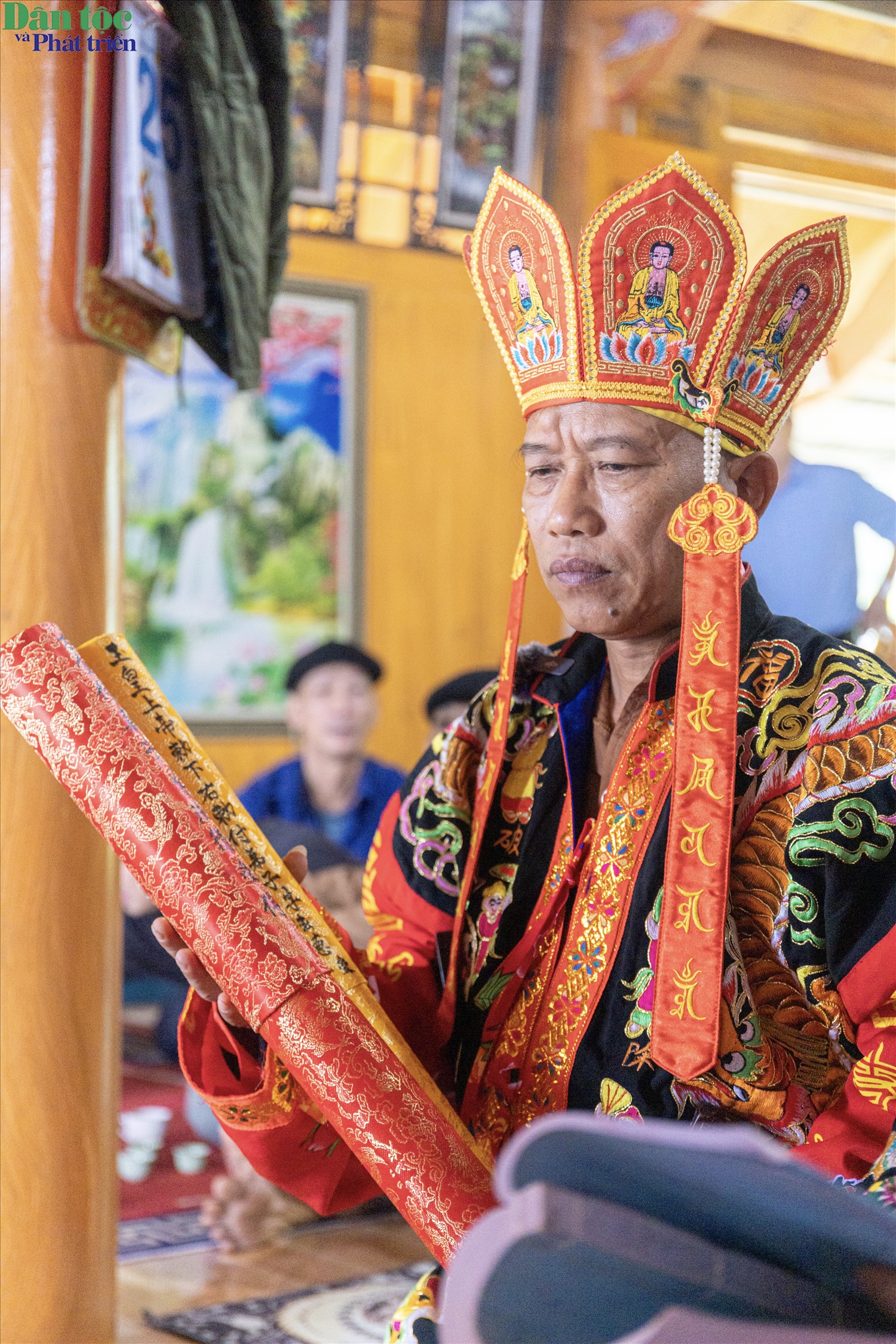 Nhân vật chính trong nghi lễ lần này là ông Nguyễn Văn Bảo. Ông được thầy cúng cao tay Hoàng Văn Hòa chủ trì làm lễ. 