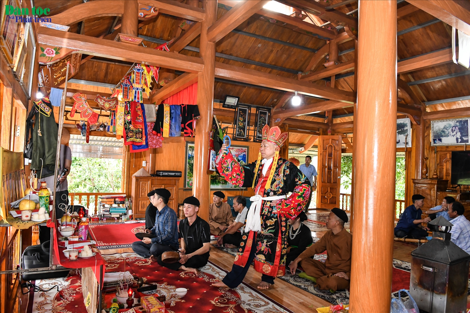 Người Tày tin rằng, con người sống giữa hai cõi âm – dương, nơi mỗi cõi đều có thiện và ác. Thầy cúng là người trung gian kết nối hai thế giới, giúp gìn giữ sự bình yên cho bản làng.