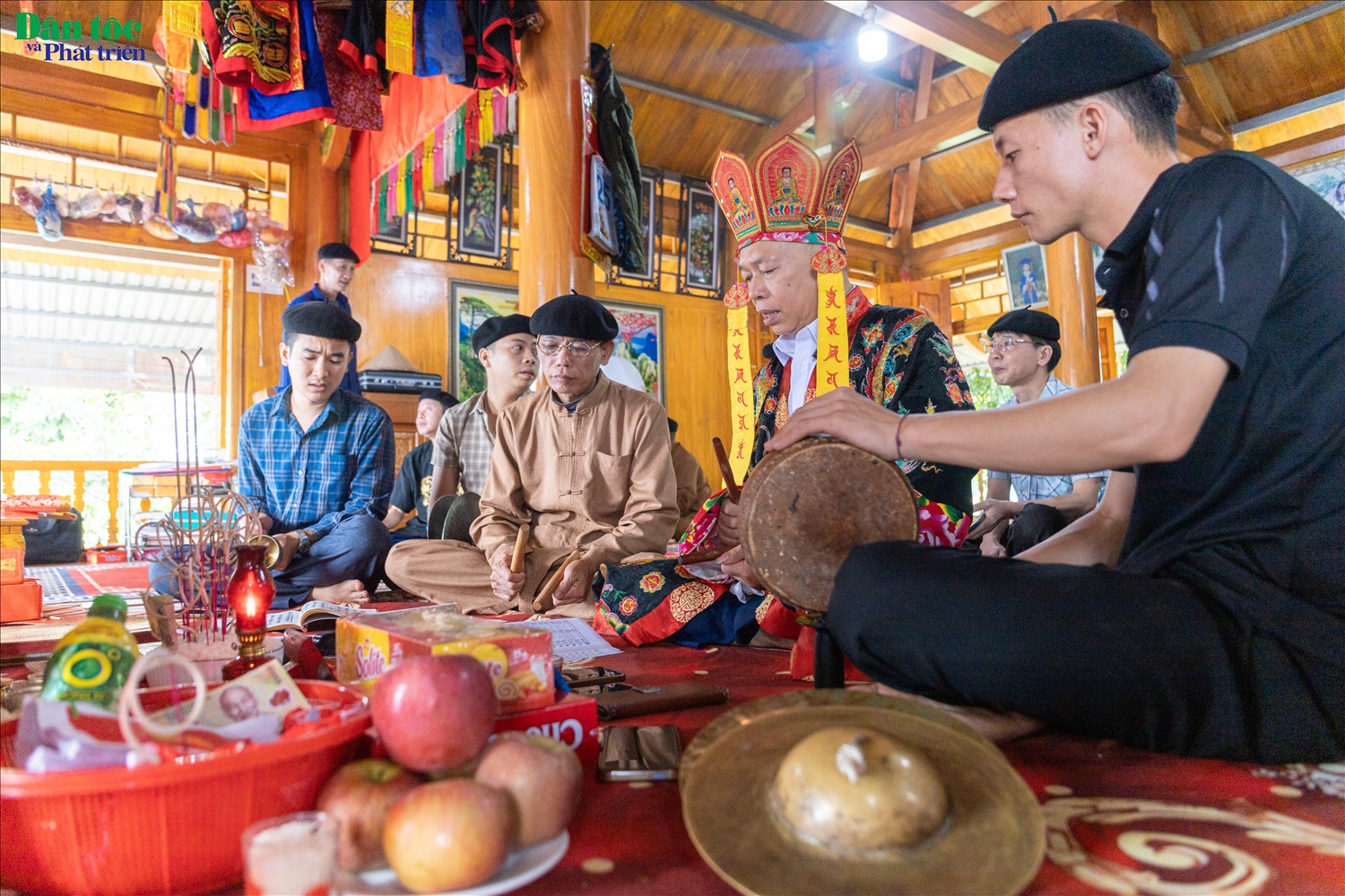 Lễ cấp sắc của người Tày gồm ba bậc: Cấp thiếp (sau 2–3 năm hành nghề), Cấp sắc (thường sau 10 năm) và cao nhất là Phong sắc. “Không phải ai cũng được cấp sắc. Người đó phải có công trạng, có những đóng góp lớn cho cộng đồng mới được cấp,” ông Hòa chia sẻ.