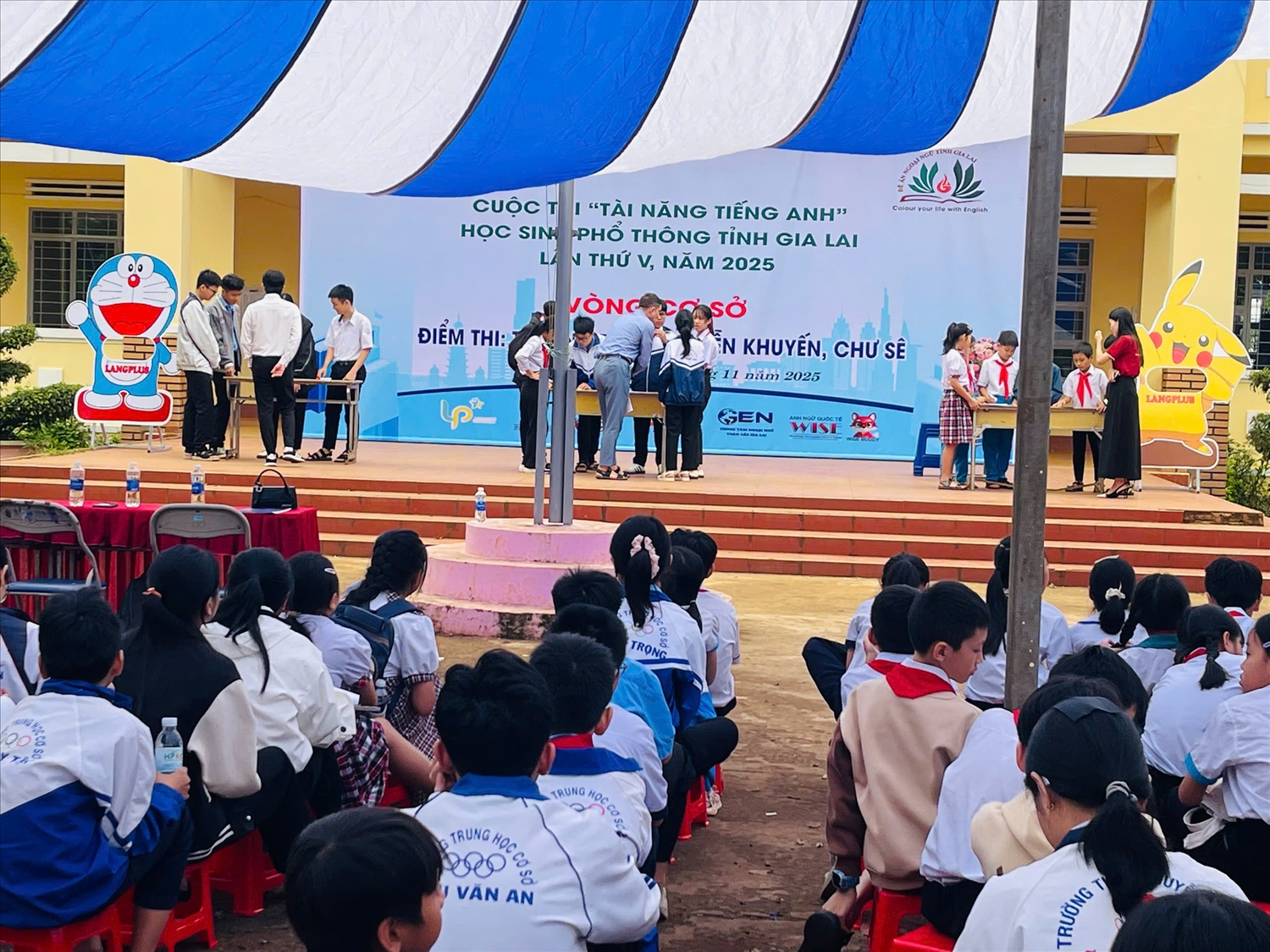 Các thí sinh tham gia thi tại các điểm riêng biệt ở trường học trên địa bàn tỉnh