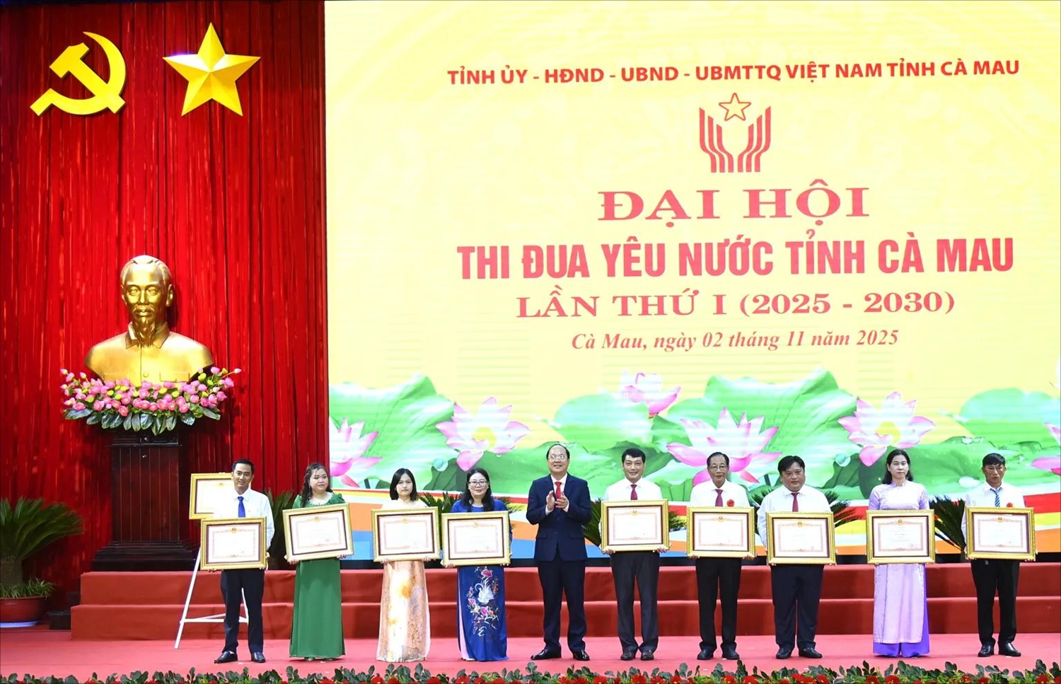 Nhiều tổ chức cá nhân được trao tặng các phần thưởng trong phong trào thi đua yêu nước tại Đại hội