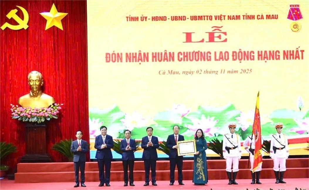 Phó Chủ tịch nước Võ Thị Ánh Xuân thay mặt Chủ tịch nước trao Huân chương lao động hạng I cho Đảng bộ, chính quyền, nhân dân tỉnh Cà Mau