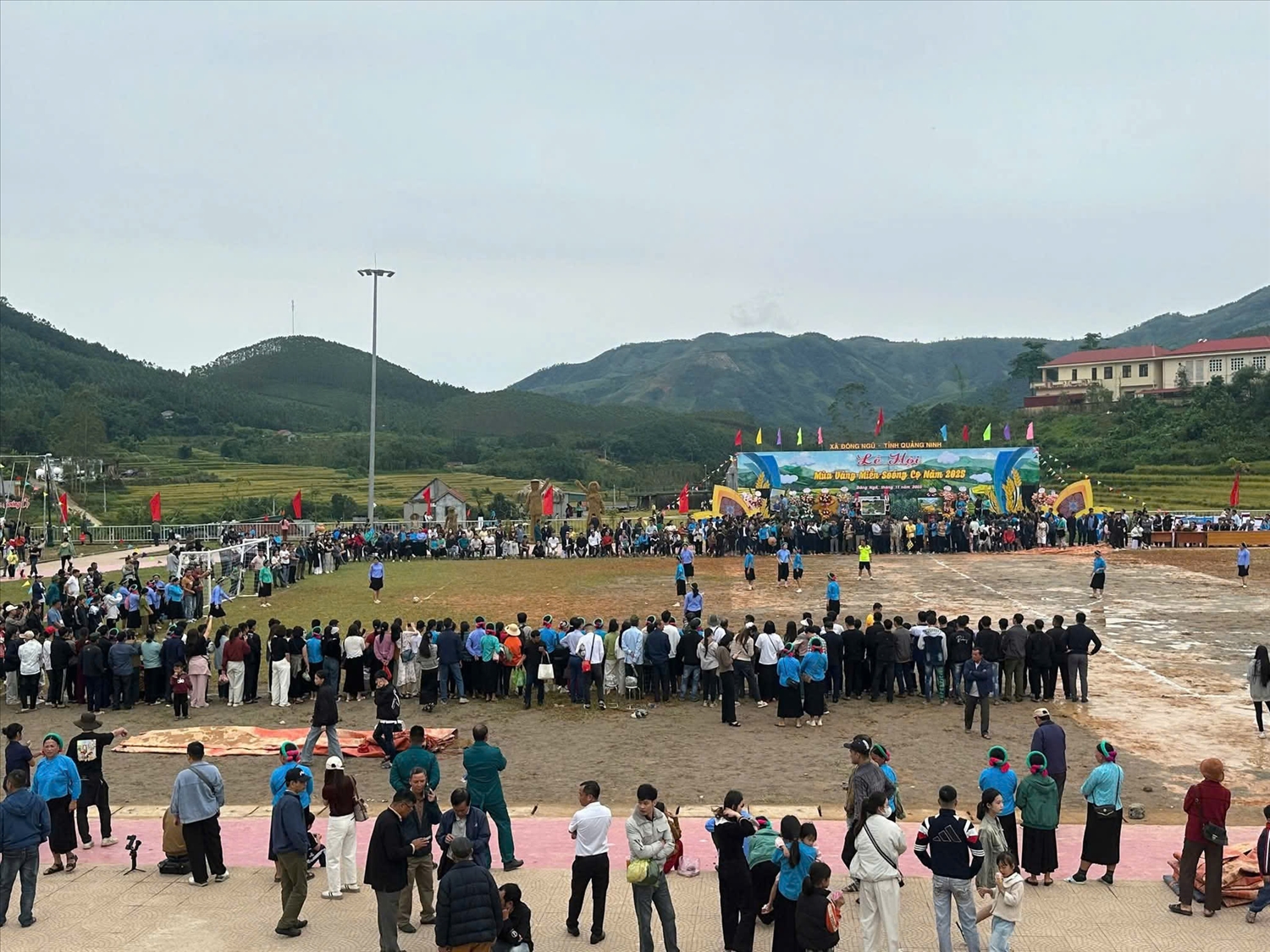 Phần đá bóng nữ thu hút hưởng ứng của đông đảo người dân và khách du lịch