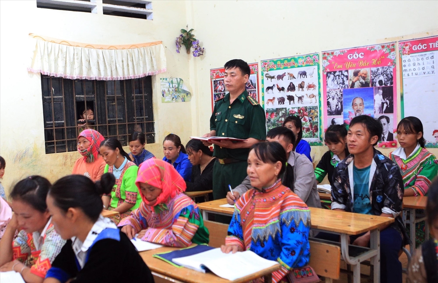 Lớp xóa mù chữ do Đồn Biên phòng Trung Lý phối hợp xã Trung Lý tổ chức, giúp đồng bào Mông tiếp cận con chữ và nâng cao dân trí.