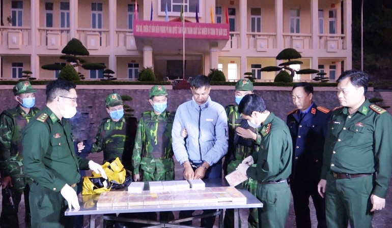 Lực lượng chức năng kiểm đếm số lượng ma túy.