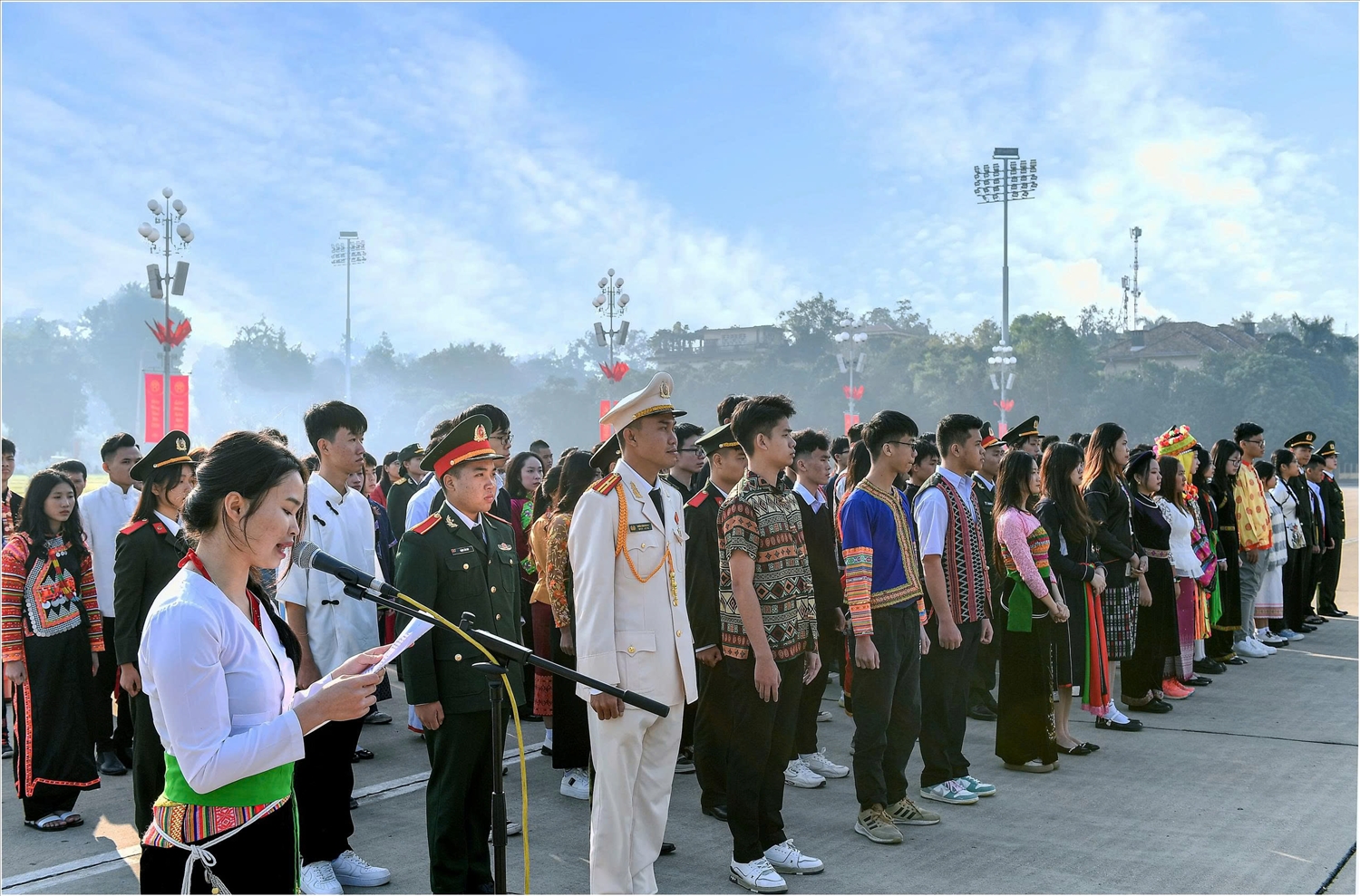 Một trong những khoảnh khắc ý nghĩa nhất của mỗi kỳ tuyên dương là khi các em HSSV, thanh niên DTTS vào Lăng Chủ tịch Hồ Chí Minh làm lễ báo công, dâng lên Bác những “trái ngọt” từ hành trình vượt khó của mình.