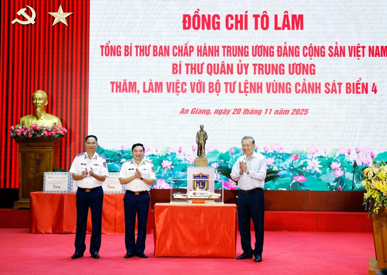 Tổng Bí thư Tô Lâm tặng bức tượng Chủ tịch Hồ Chí Minh cho Bộ Tư lệnh Vùng Cảnh sát biển 4. (Ảnh: Thống Nhất/TTXVN)