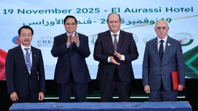 Thủ tướng Phạm Minh Chính và Thủ tướng Algeria Sifi Ghrieb chứng kiến các doanh nghiệp hai nước trao thỏa thuận hợp tác tại Diễn đàn Kinh tế Việt Nam-Algeria. (Ảnh: NHẬT BẮC/VGP)