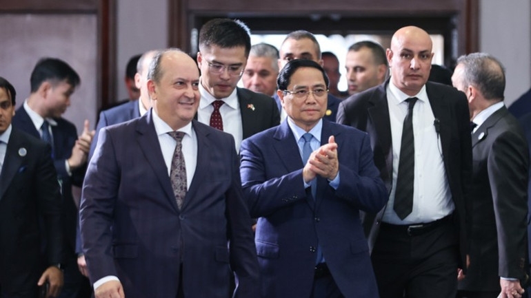 Thủ tướng Phạm Minh Chính và Thủ tướng Algeria Sifi Ghrieb cùng tới dự, phát biểu tại Diễn đàn Kinh tế Việt Nam-Algeria. (Ảnh: NHẬT BẮC/VGP)