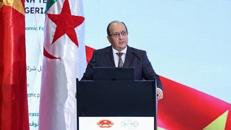 Thủ tướng Algeria Sifi Ghrieb phát biểu ý kiến tại Diễn đàn Kinh tế Việt Nam-Algeria. (Ảnh: Nhật Bắc/VGP)