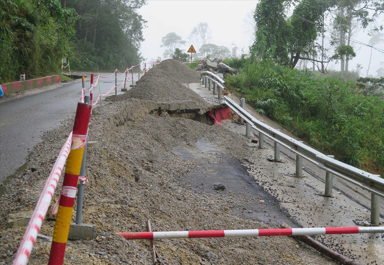 Tại Km 76 + 950 mặt đường bị nứt và lún, hiện các phương tiện chỉ có thể lưu thông một chiều. (Ảnh: Ngọc Chí)